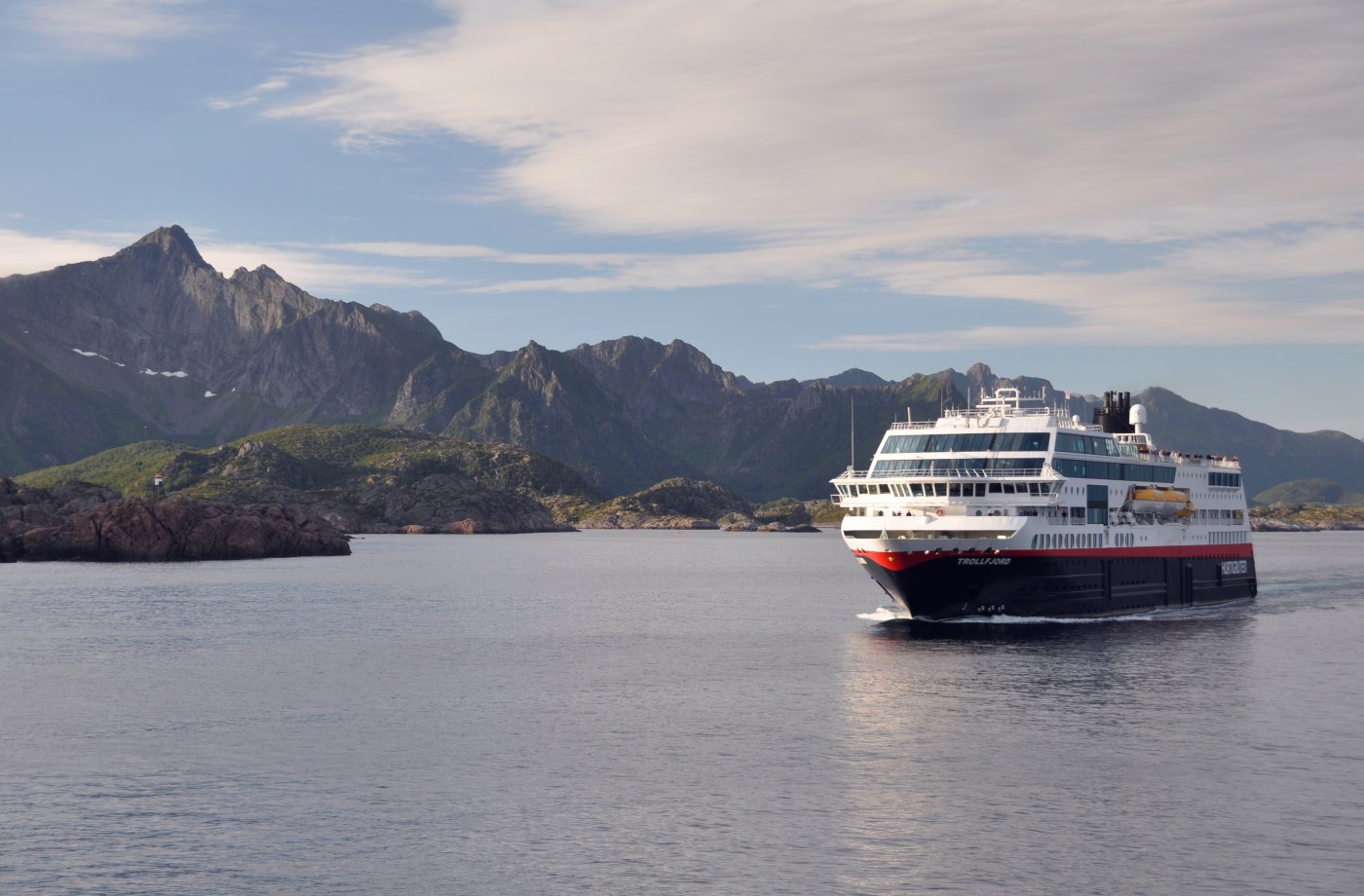 Bildet viser «MS Trollfjord» – et av Hurtigrutens skip