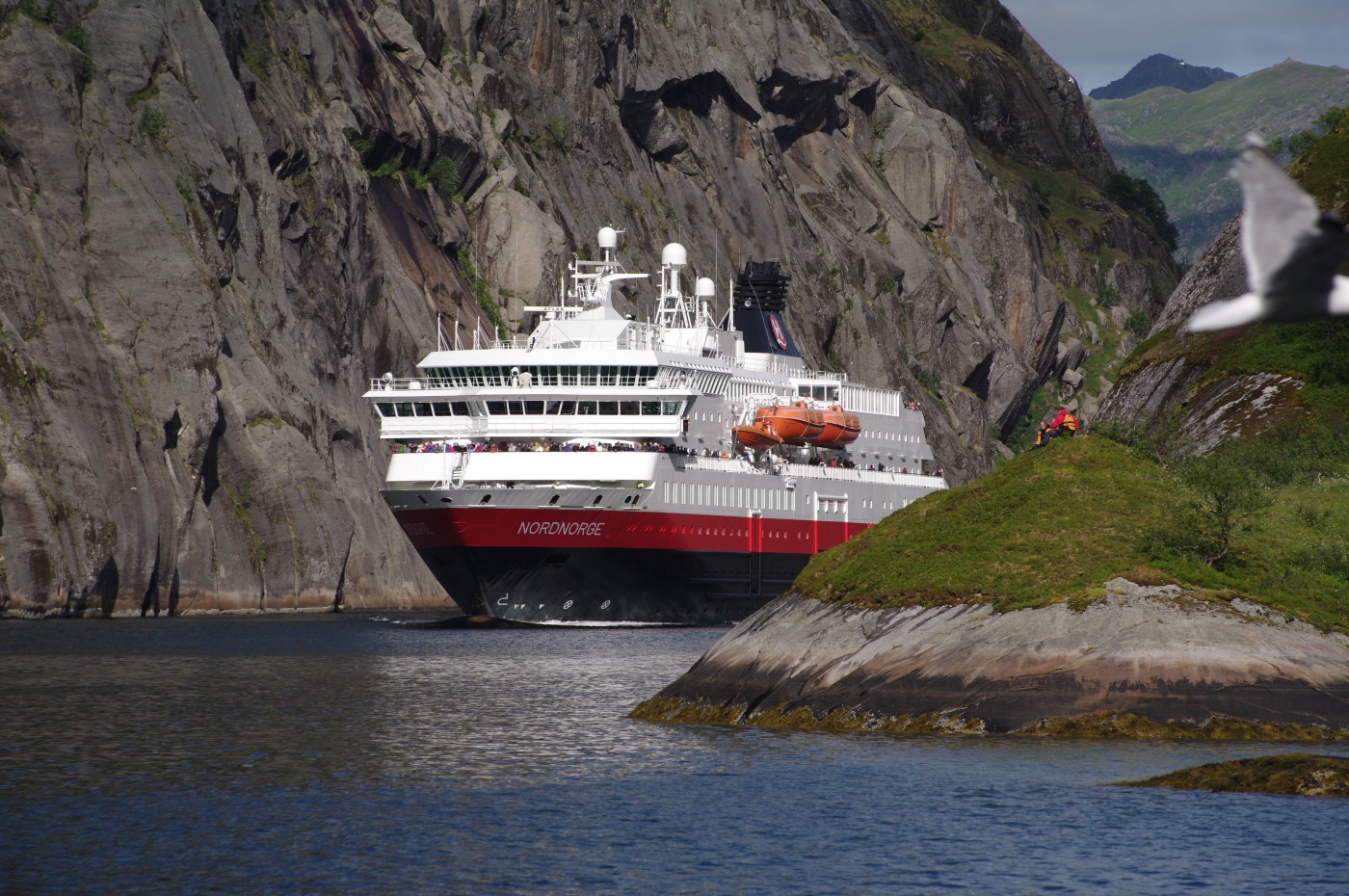Bildet viser «MS Nordnorge» – et av Hurtigrutens skip