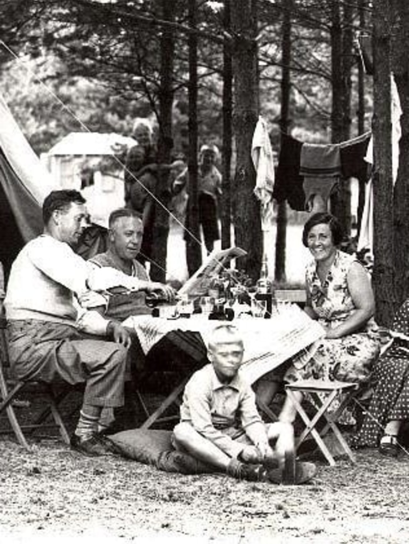 Svart/hvitt bilde av folk på camping i 1933