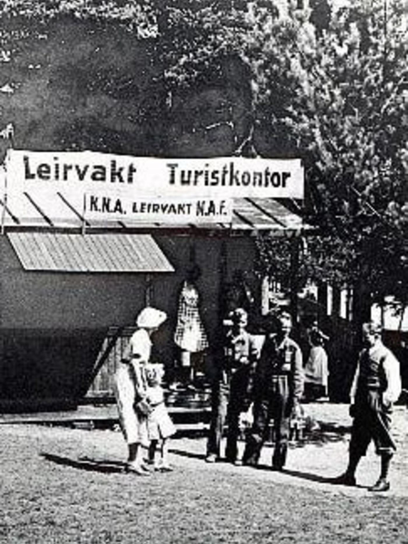 Svart/hvitt bilde av folk på camping i 1933