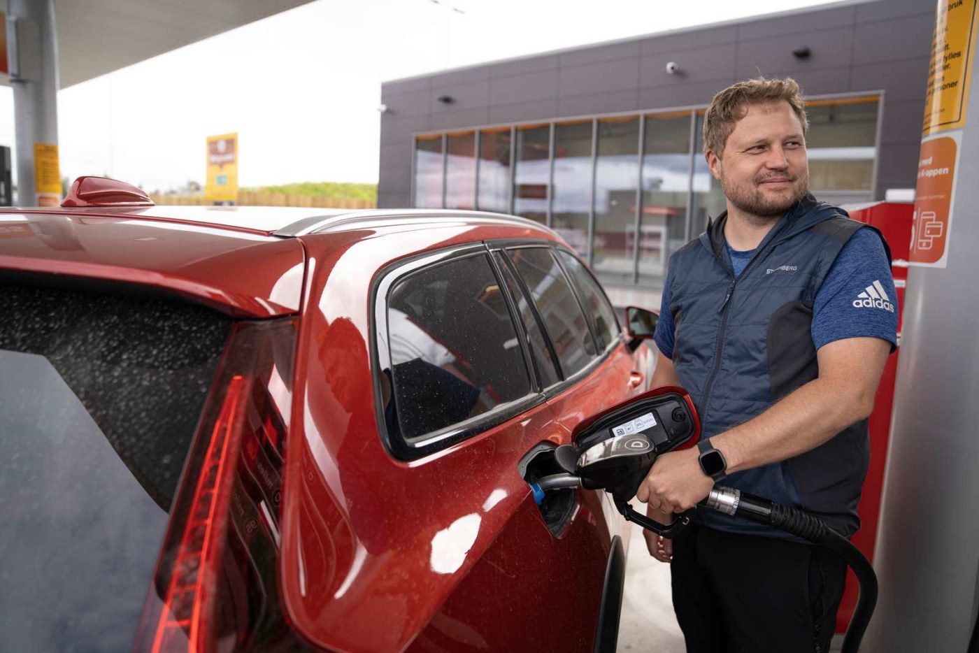 Bilde av mann som fyller drivstoff på en bensinstasjon 