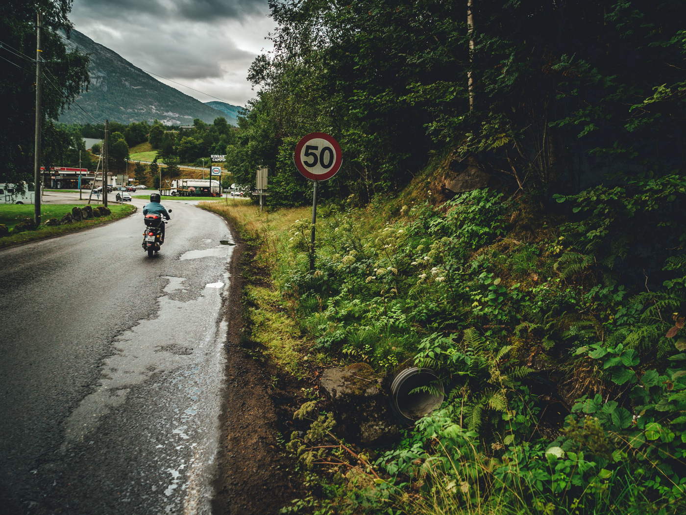 Moped kjører på dårlig vei