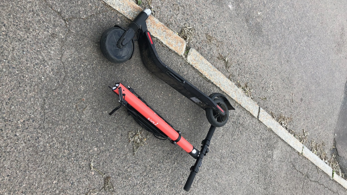 Bildet viser en ødelagt elsparkesykkel liggende på asfalten.