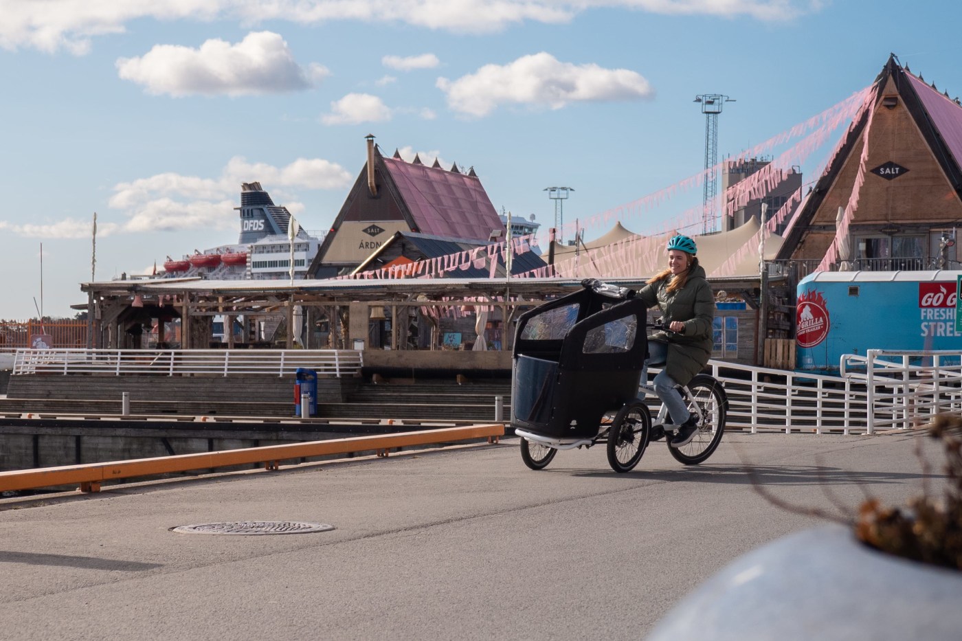 Bildet viser en elsyklist på brygga i Oslo.