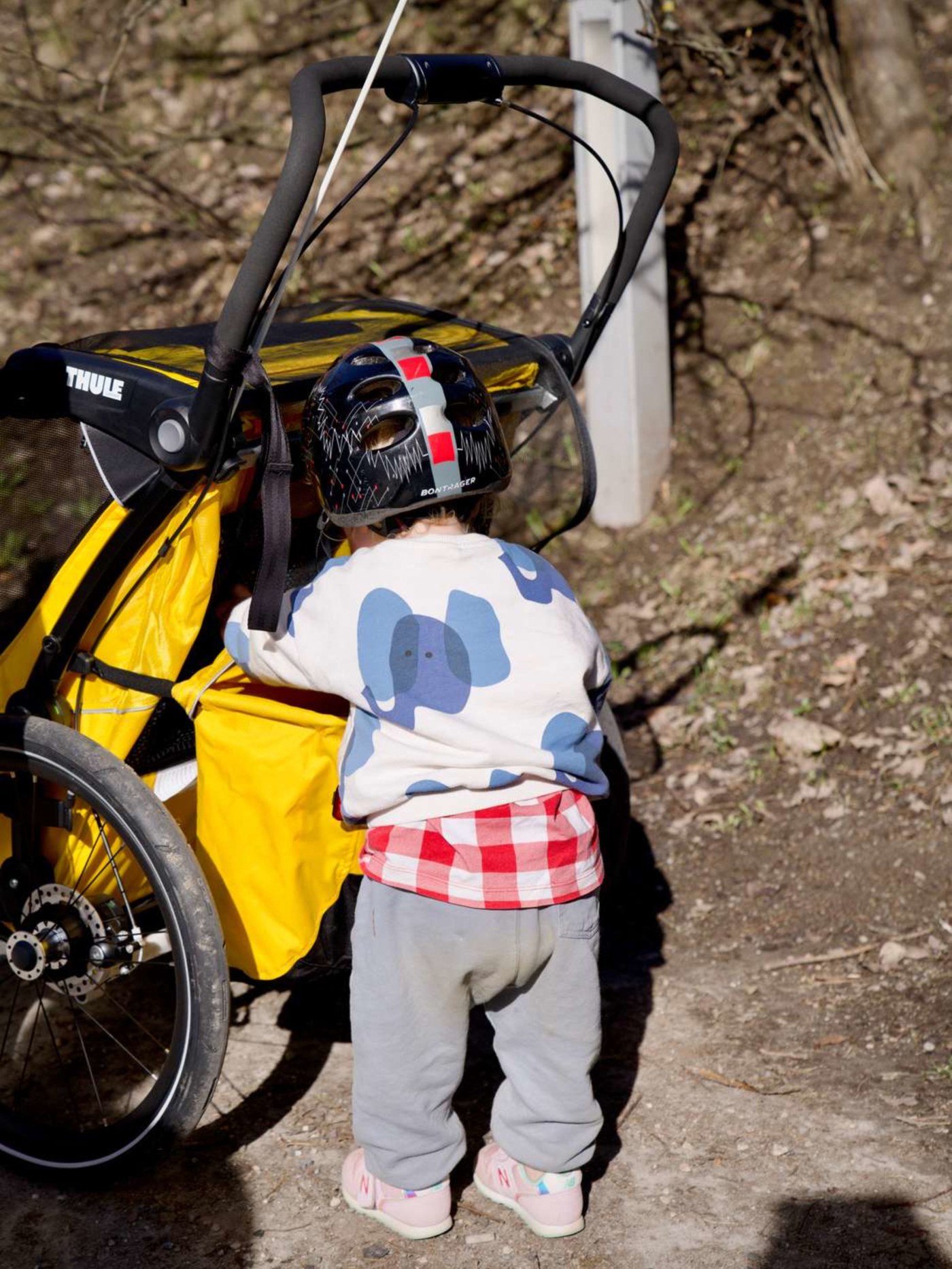 Barn tester ut sykkelvognen Thule Chariot Sport 2