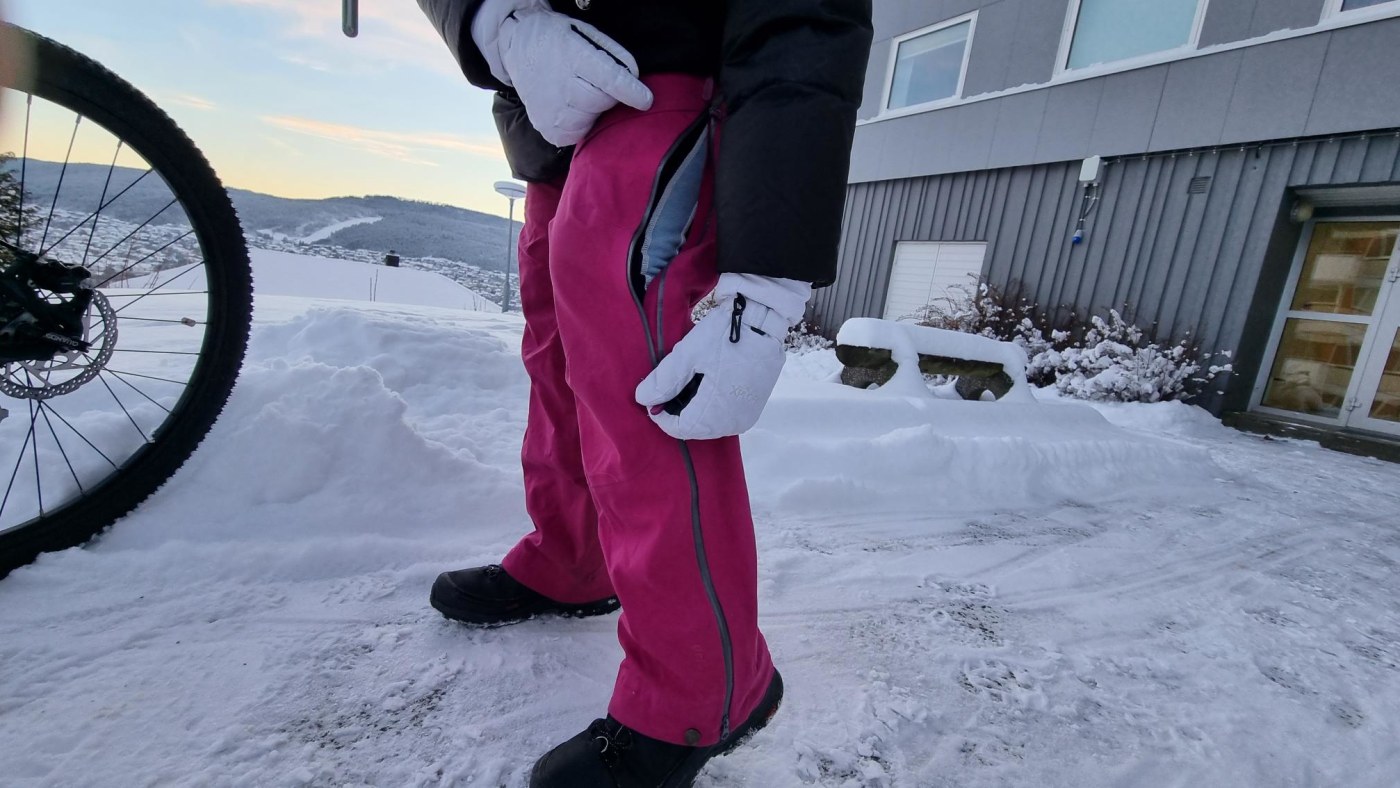 Rosa bukse med glidlås til vintersykling