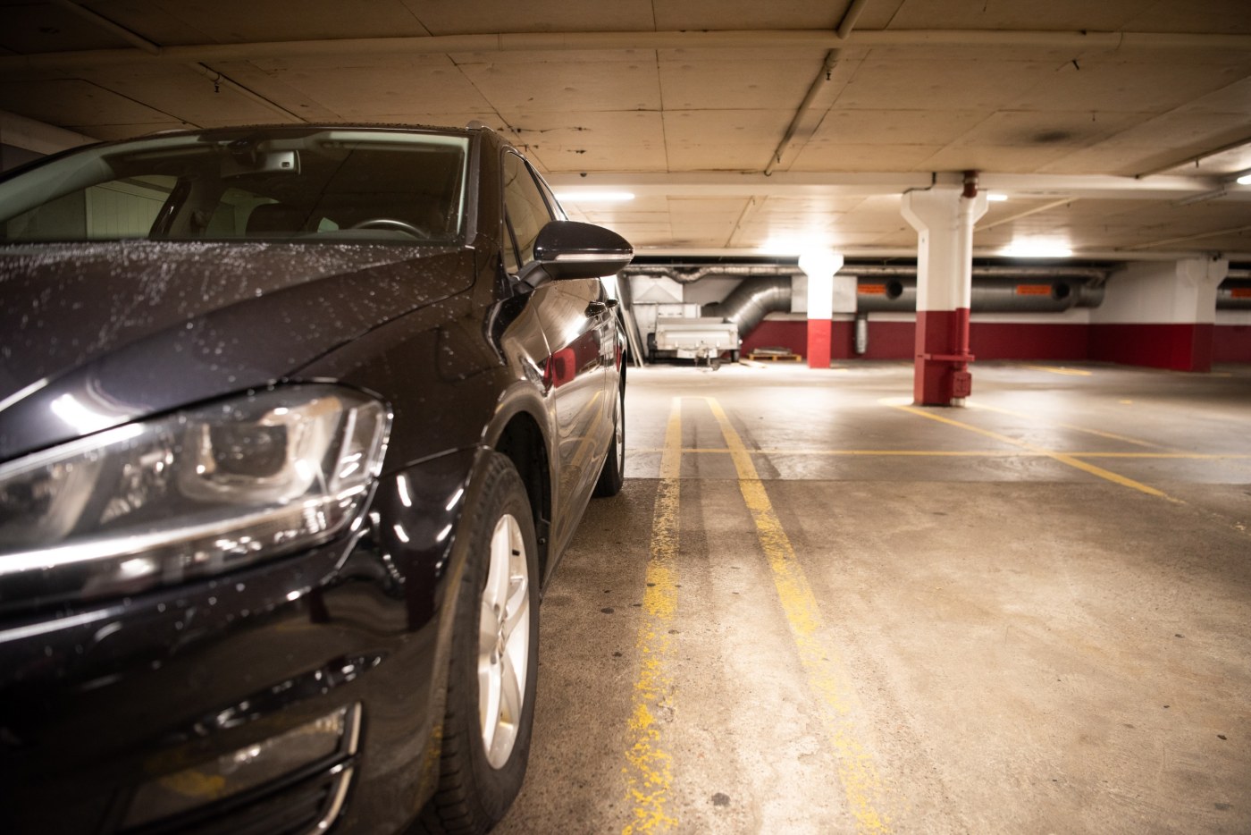 svart bil i parkeringshus