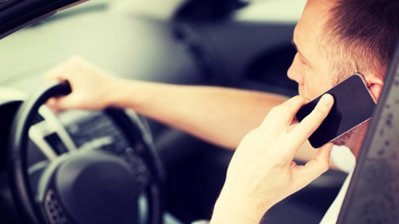 Mann snakker ulovlig i mobil i bil