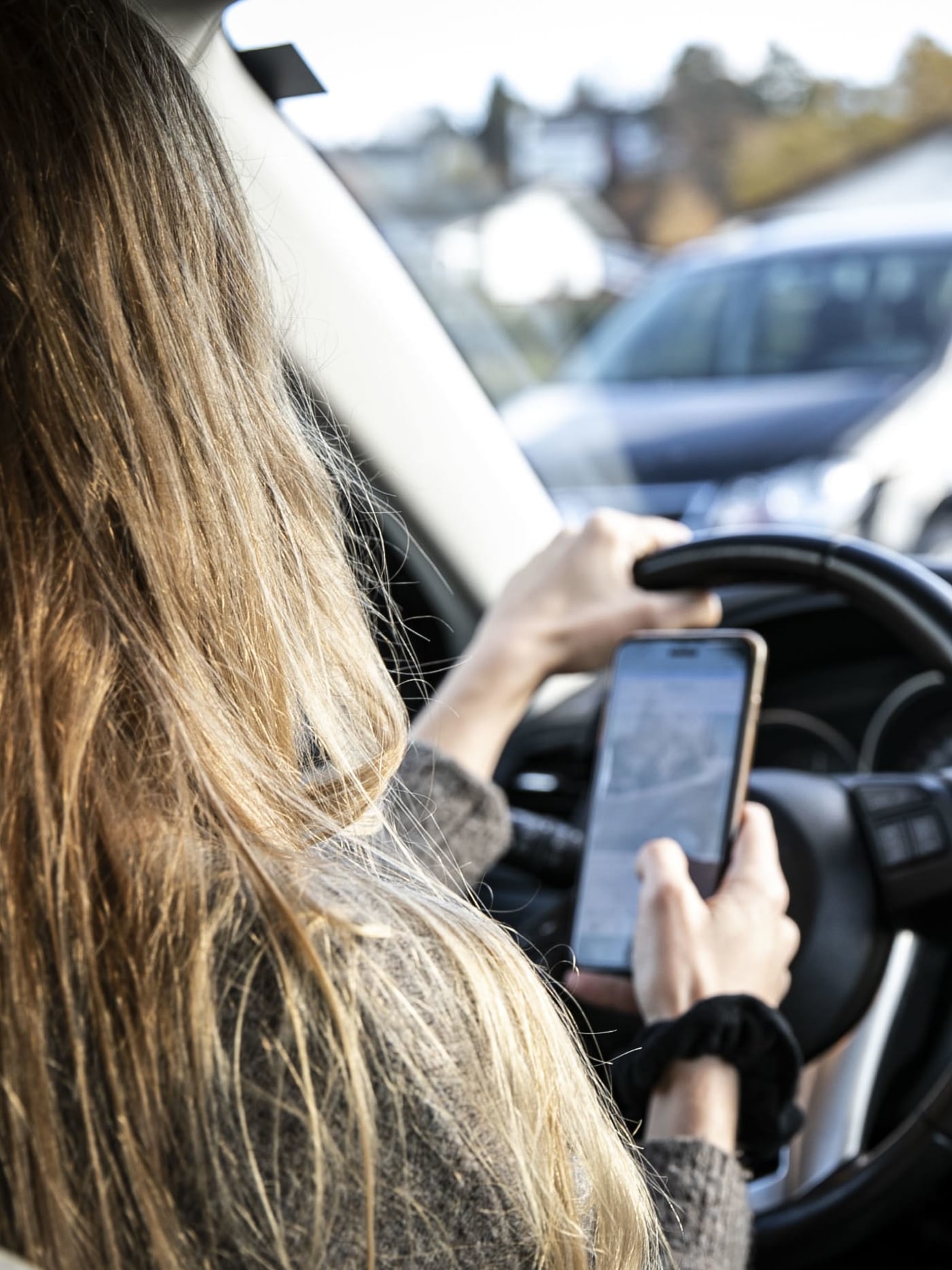 Dame bruker mobilen ulovlig i bil