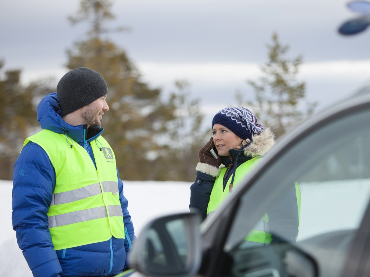 mann og kvinne med refleksvest