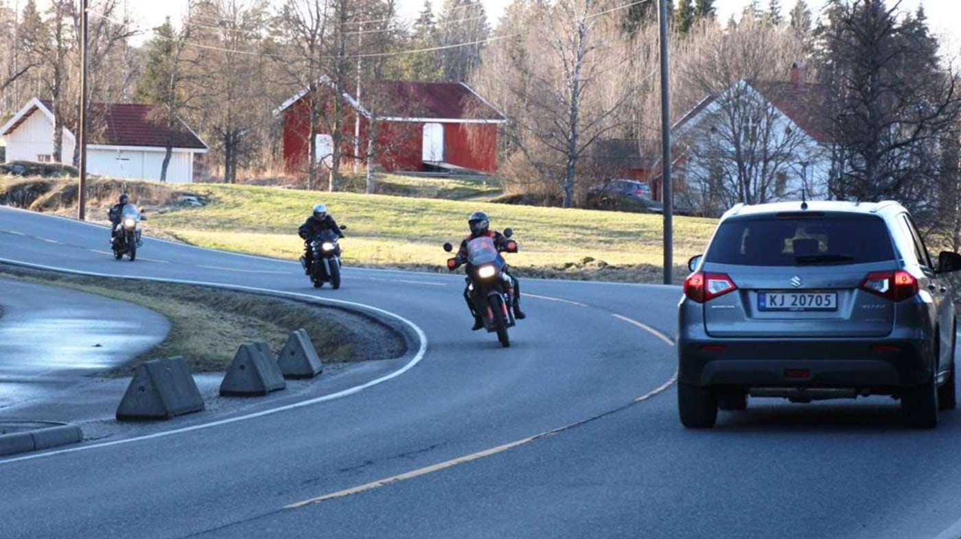 motorsykler deler vei med bil