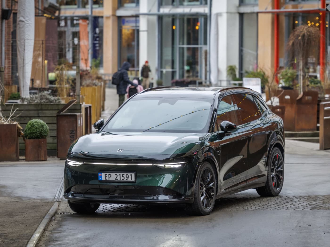 Grønn bil utenfor bygning