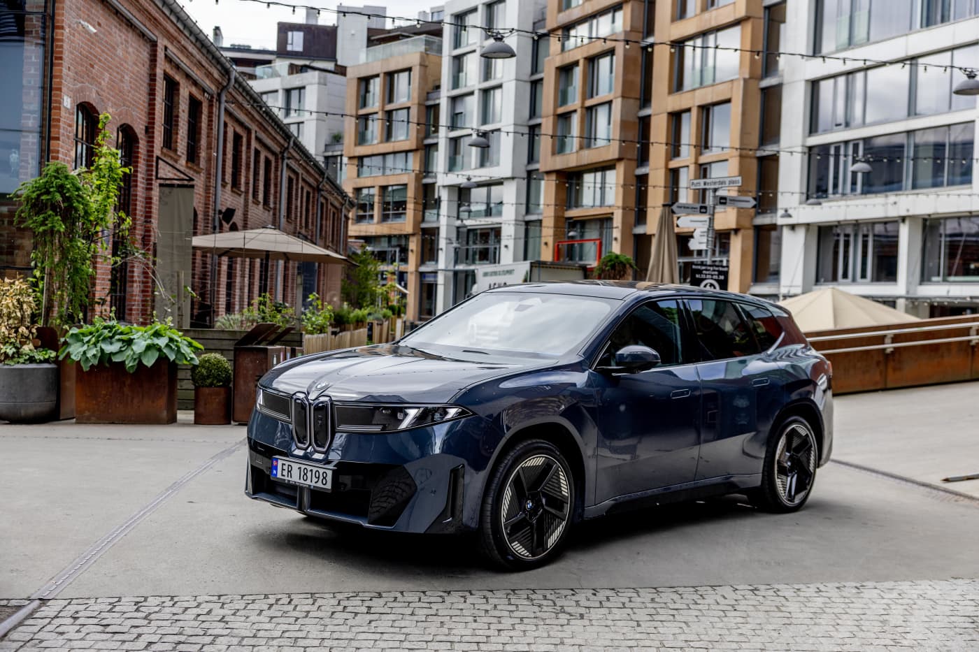 Blå BMW IX3