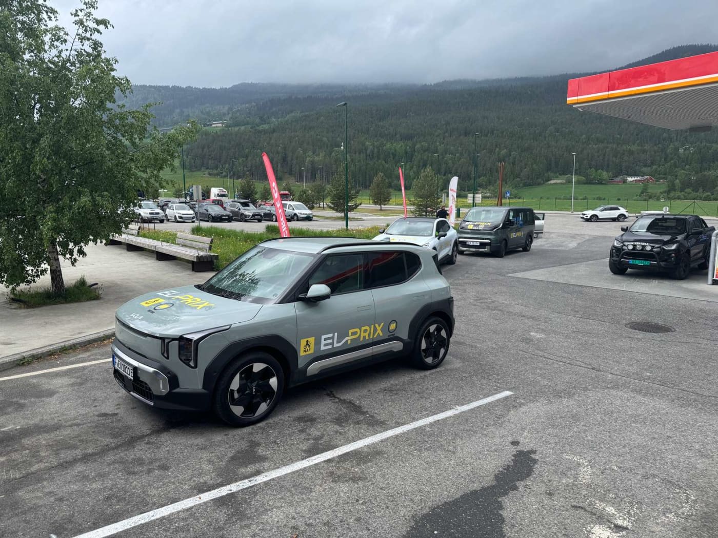 grå Kia EV2 på parkeringsplass