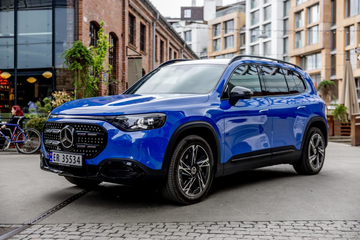 Blå Mercedes GLB