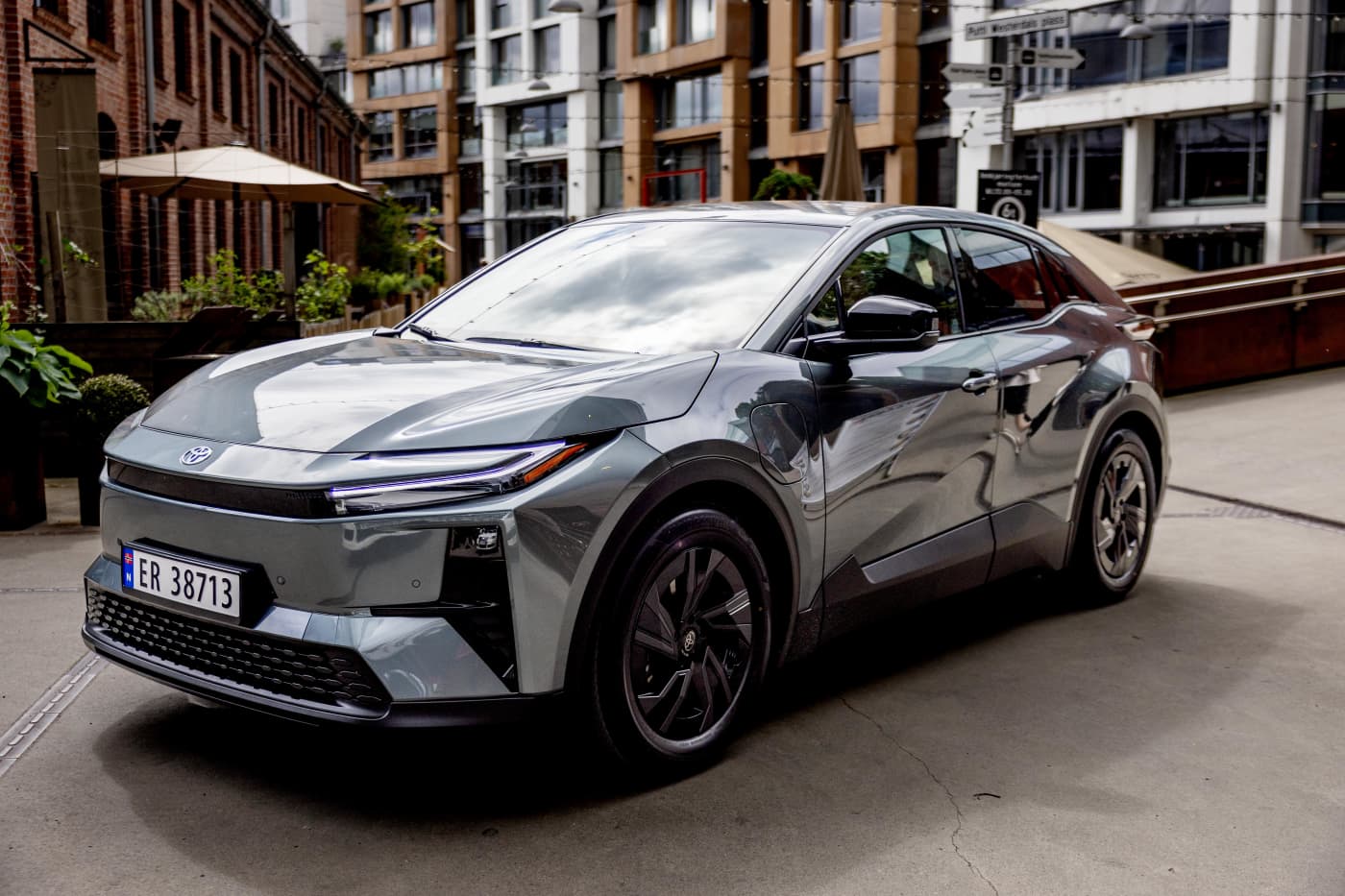 Grå Toyota CHR+