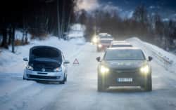 Testbiler i kolonne opp fjellet, en Golf står strandet i veikanten.