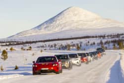Lang rekke av testbiler i snøfylte omgivelser på Venabygdsfjellet. 
