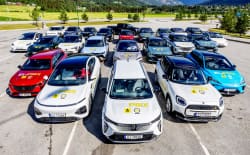 En gruppe biler står parkert