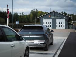 En Hyundai Ioniq 5 og en Nissan Leaf på vekta på Taraldrud kontrollstasjon