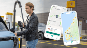 Gutt lader med Elton app i hånda