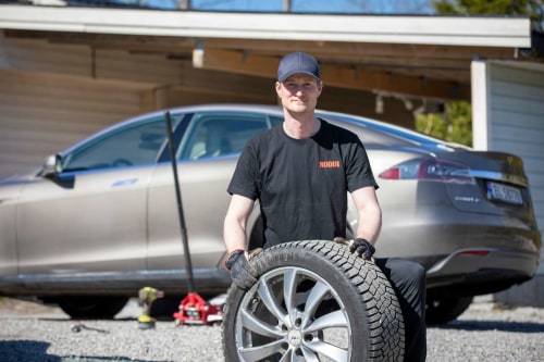 Noddi bytter hjul på en Tesla