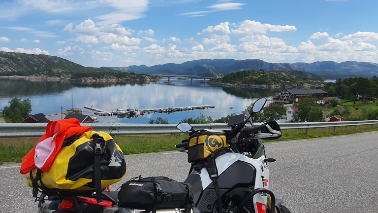 Motorsykkel. Sjø.
