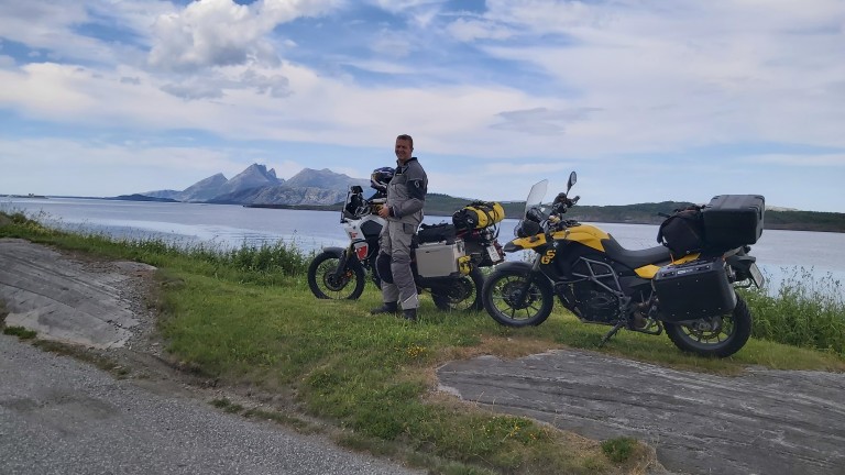 Motorsykkel. Fjell og sjø