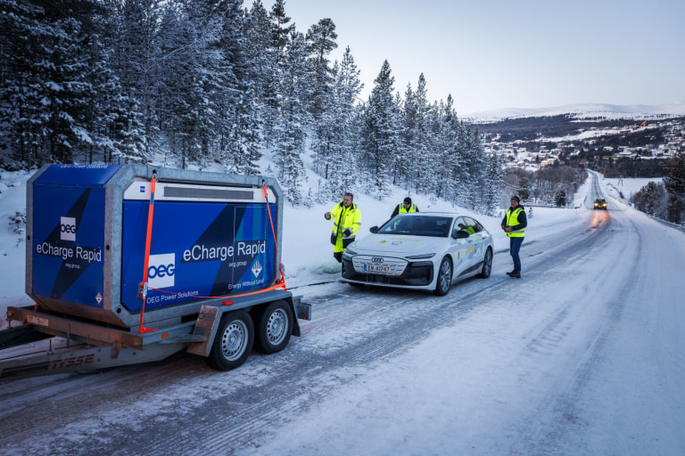 Stort batteri på henger som trekkes av en Ford F150 Elbil