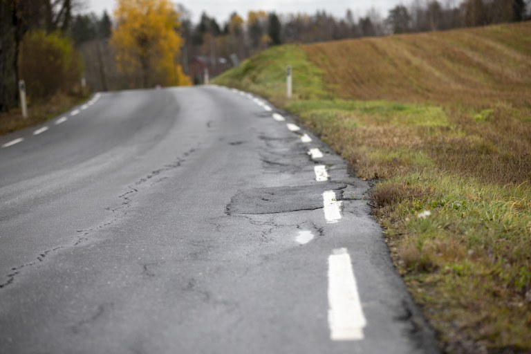 Smal fylkesvei med dårlig dekke 