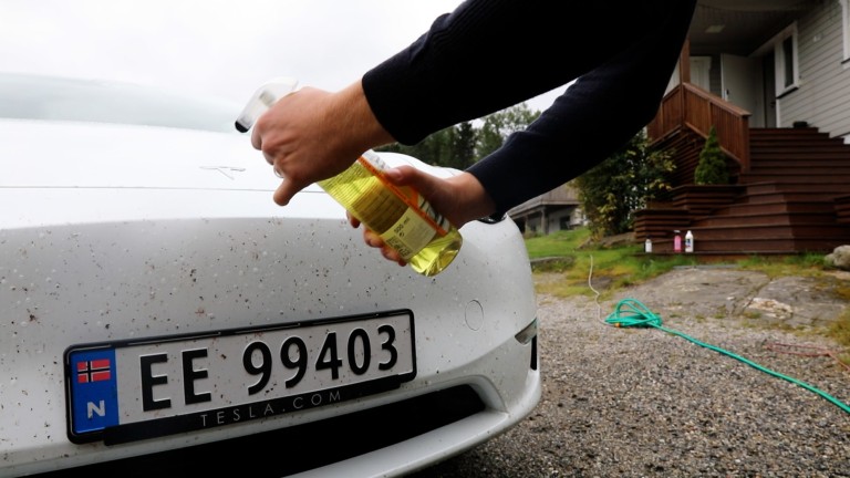 Mann sprayer på bil