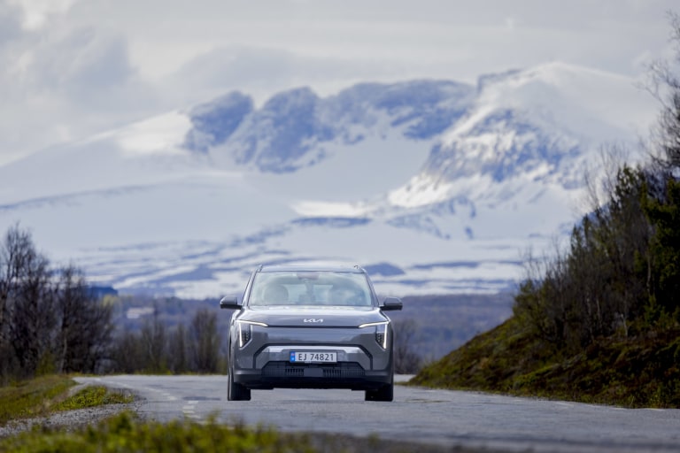 Bil kjører på fjellet