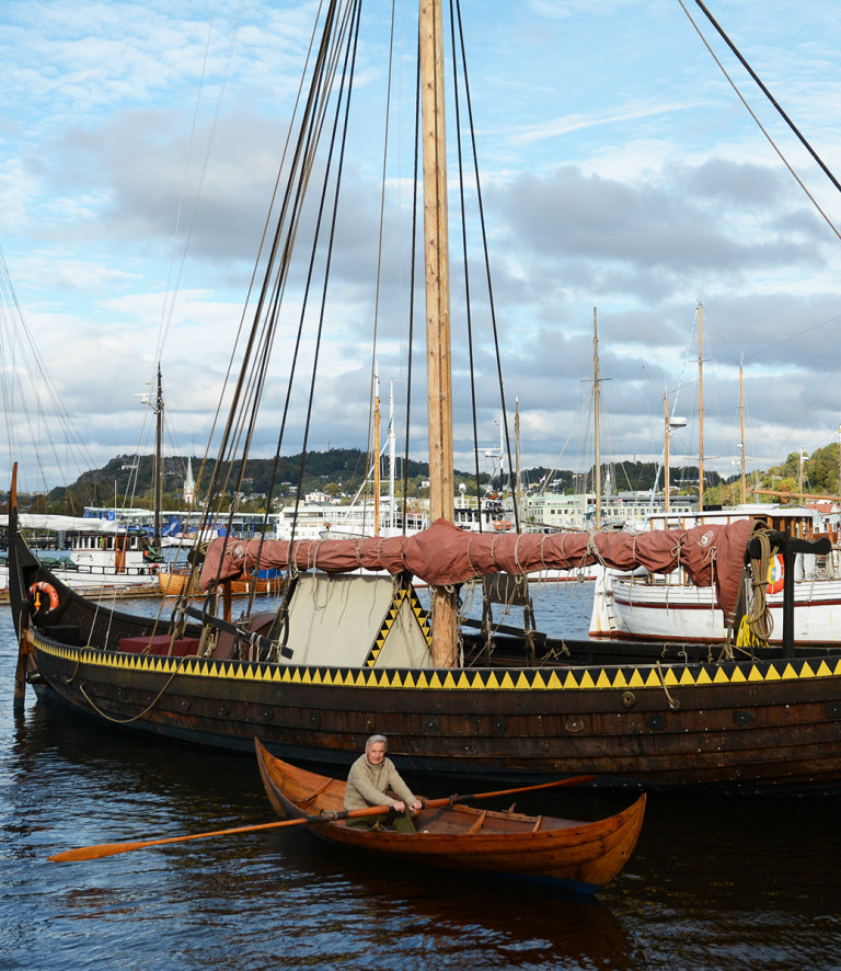 Kopi av vikingskip på vannet