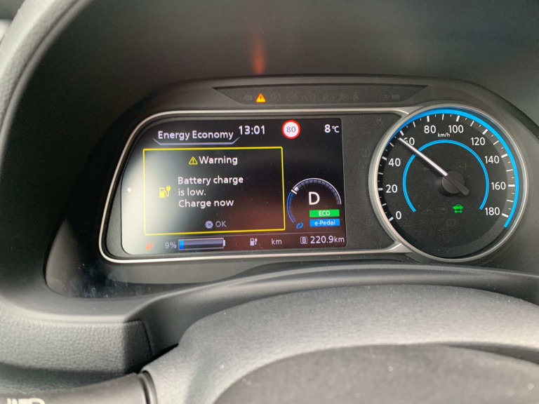 Display i en Nissan Leaf som kommer med advarsel om for lav spenning på batteriet. 