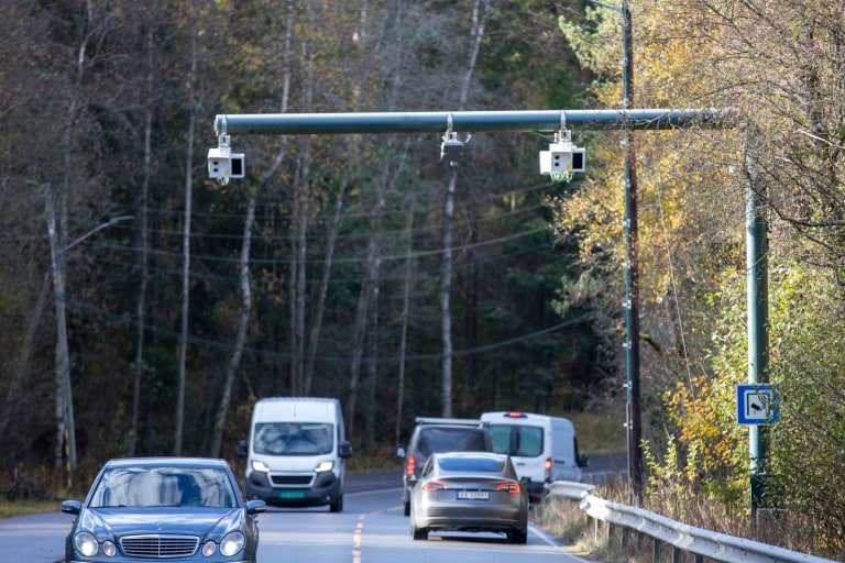 Biler passerer bomring