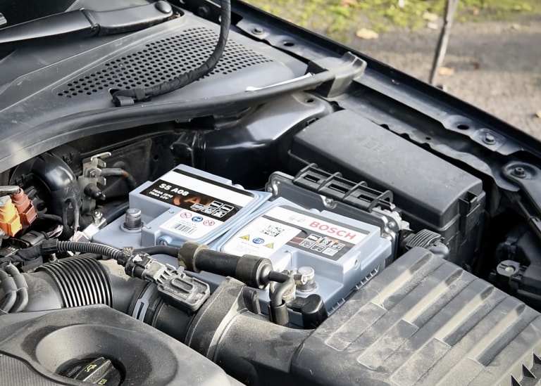 Bilbatteri installert i bil