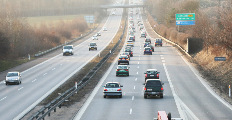 Biler kjører på motorvei i Danmark
