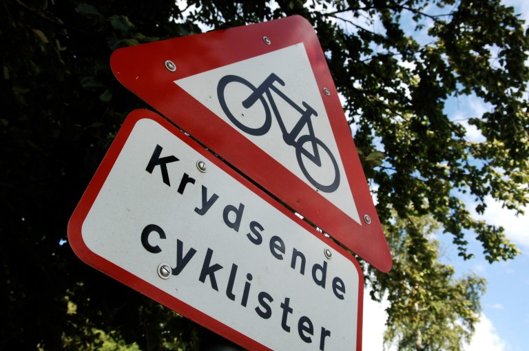 Skilt hvor det står «krydsende cyklister»