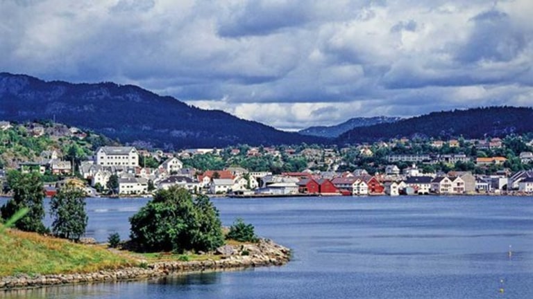 Flekkefjord, preget av hvit trehusbebyggelse. 