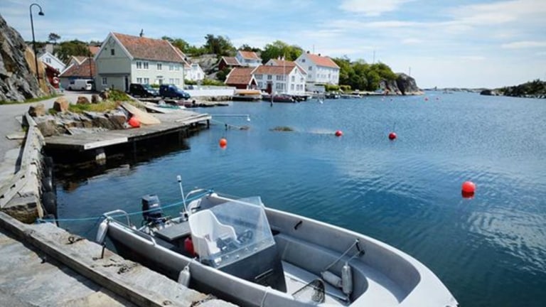 Idylliske Brekkestø med velstelte skipperhus. 