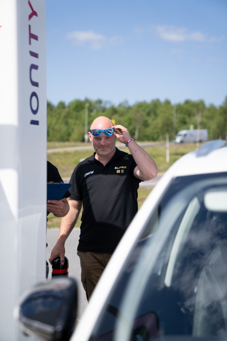 Mann med solbriller