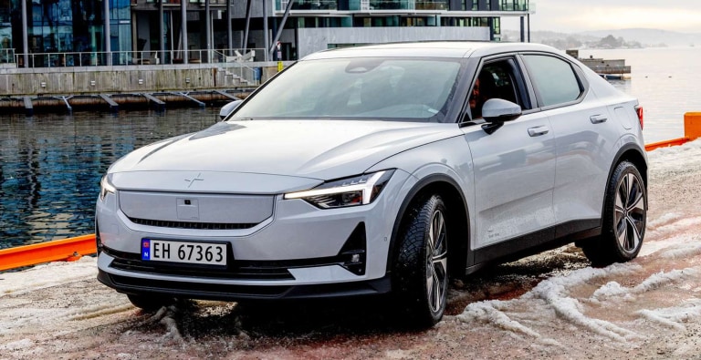 Gråhvit Polestar 2 på kaia