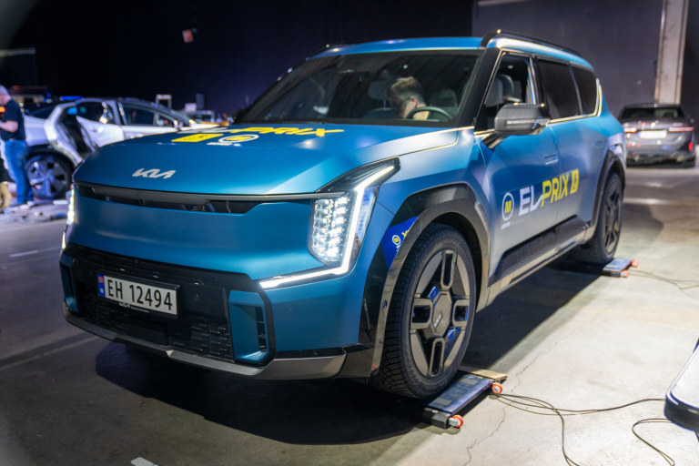 Blå Kia EV9 på vekta