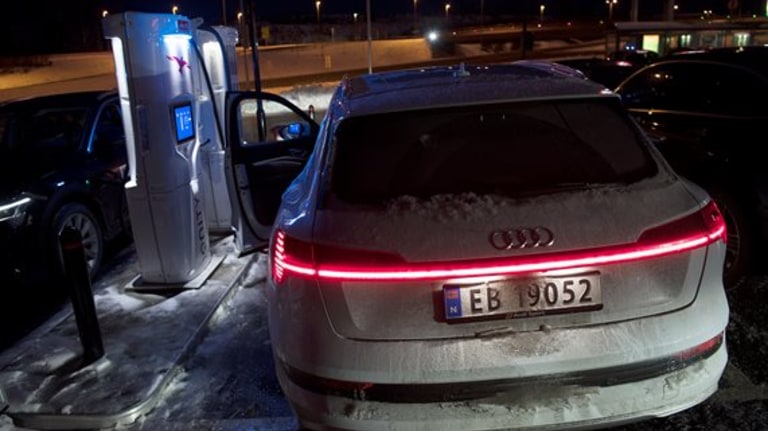 audi på ladestasjon