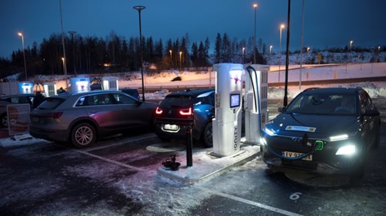 elbiler på ladestasjon