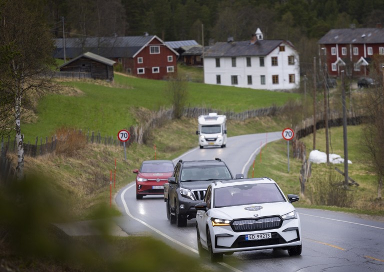 Elbiler som kjører i regnvær