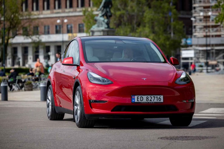 En Tesla står parkert i Oslo