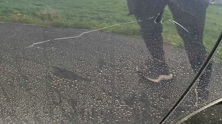 Riper i lakken på bil