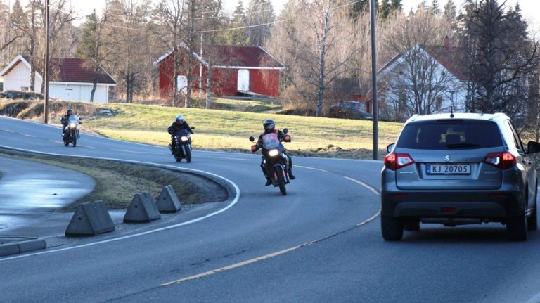 motorsykler deler vei med bil