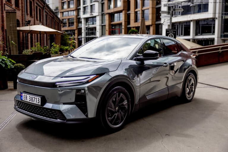 Grå Toyota CHR+